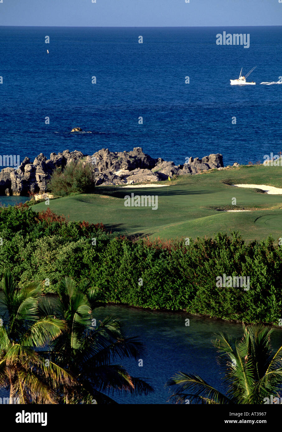 Einen malerischen Meerblick direkt am Golfplatz St. George s entlang der felsigen Küste von Bermuda Stockfoto