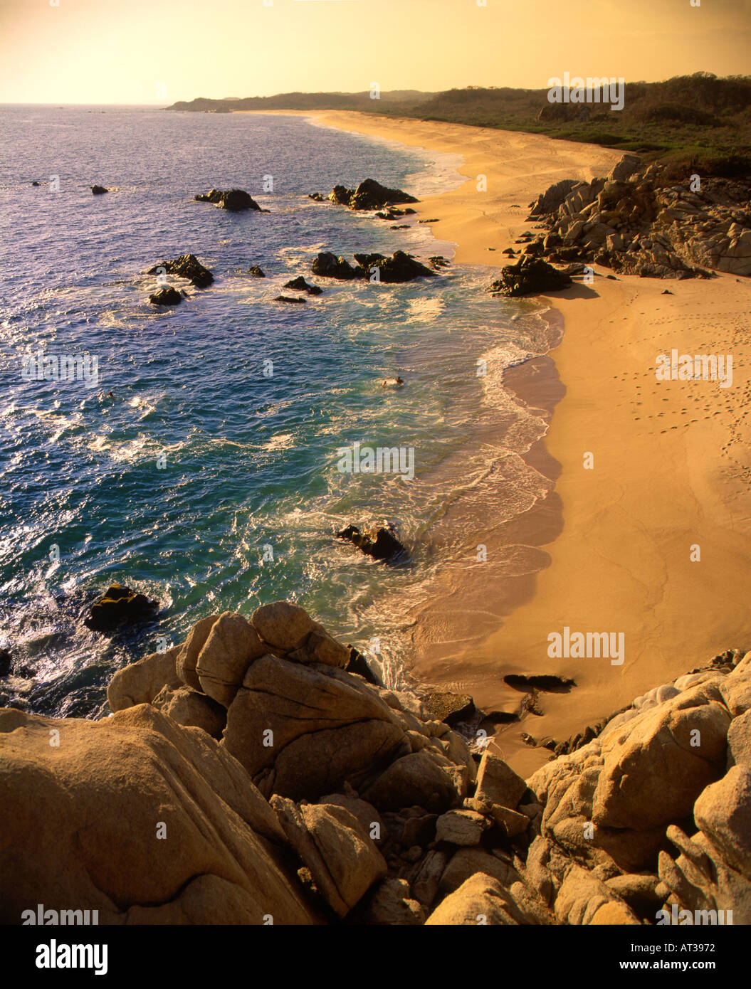 Blue Waters Rolle auf die felsigen Strand in Huatulco Mexiko auf dem Pazifik Mexikanische Riviera Stockfoto