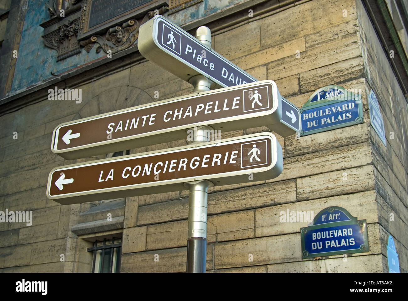 Paris, Frankreich. Wegweiser zur Sainte-Chapelle, La Conciergerie und Place Dauphine im Boulevard du Palais, auf Isle De La Cite Stockfoto