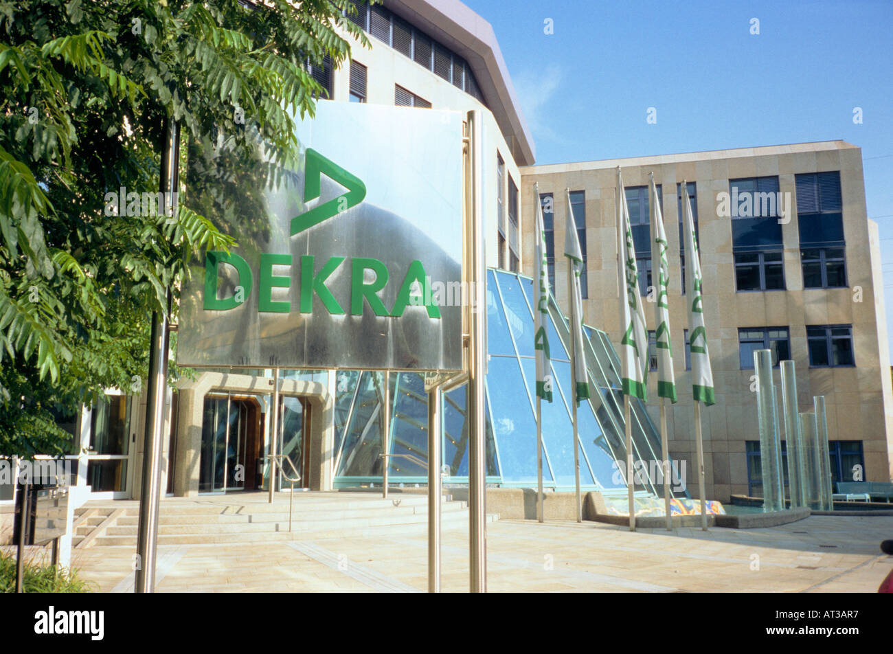 Sitz des Vereins zur technischen Überprüfung von Automobilen DEKRA in Stuttgart-Möhringen-Deutschland Stockfoto