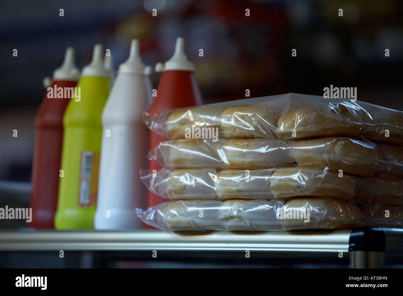verpackte Burger-Brötchen und Flaschen von Saucen auf einer heißen Garküche in der Nacht in Santa Cruz-Teneriffa-Kanarische Inseln-Spanien Stockfoto