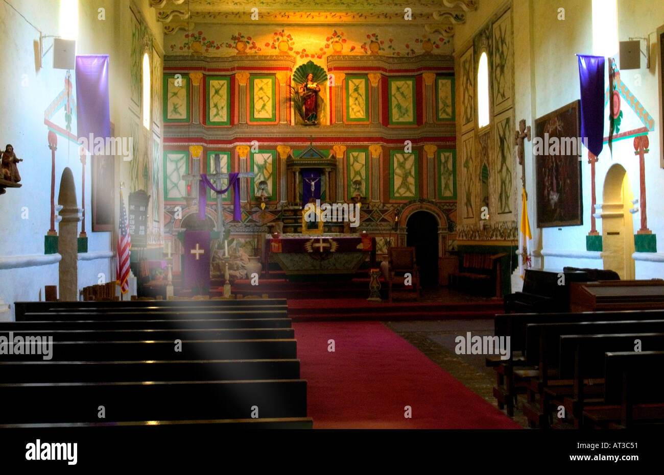 Primäre Heiligtum Bereich in Santa Ines spanische Mission noch in Betrieb in Solvang, Kalifornien Stockfoto