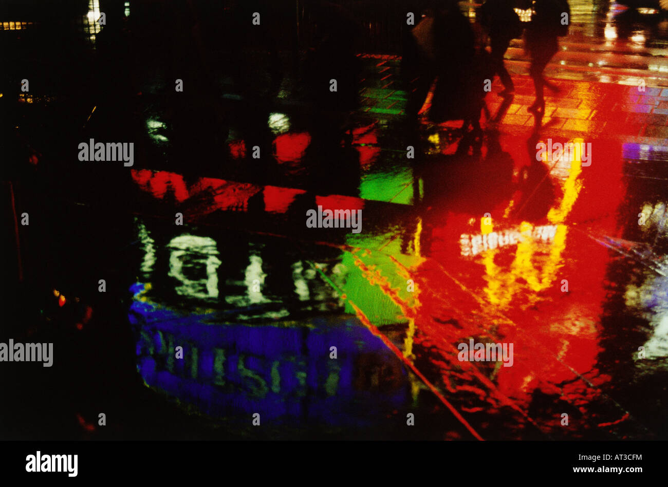 Die Lichter der Stadt reflektiert auf einem Pflaster Stockfoto