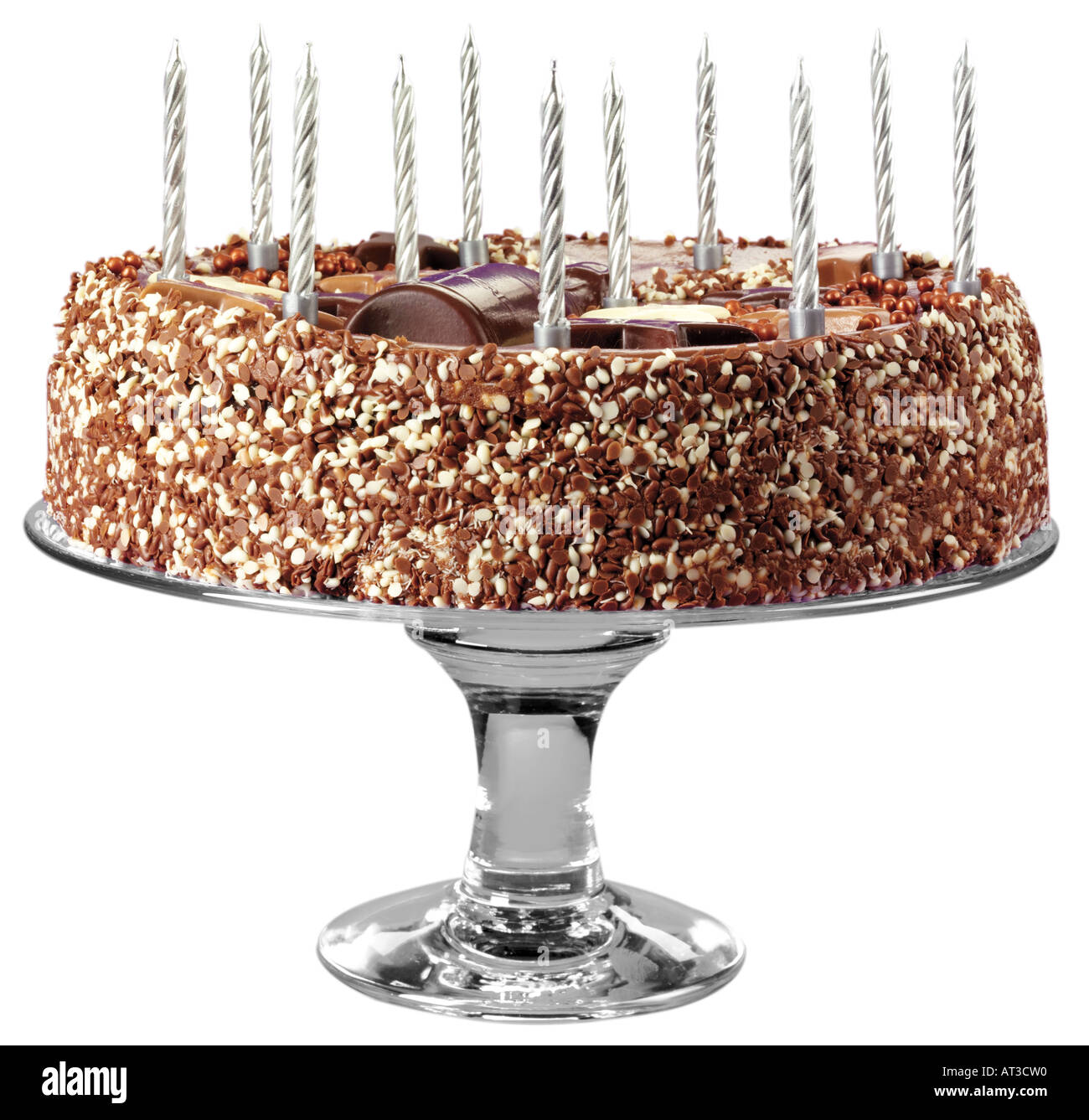 SCHOKOLADEN-KUCHEN MIT KERZEN AUSSCHNEIDEN Stockfoto