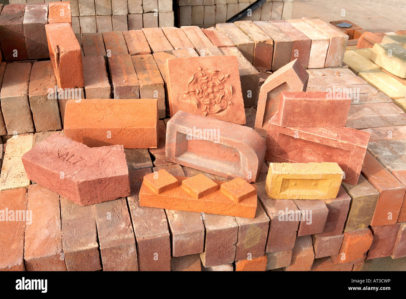 Handgemachte Haus Ziegel Arten Bullnose Dogleg schielen Sockel Bahre mit Blick auf dekorative gemeinsame Brickettes Stockfoto