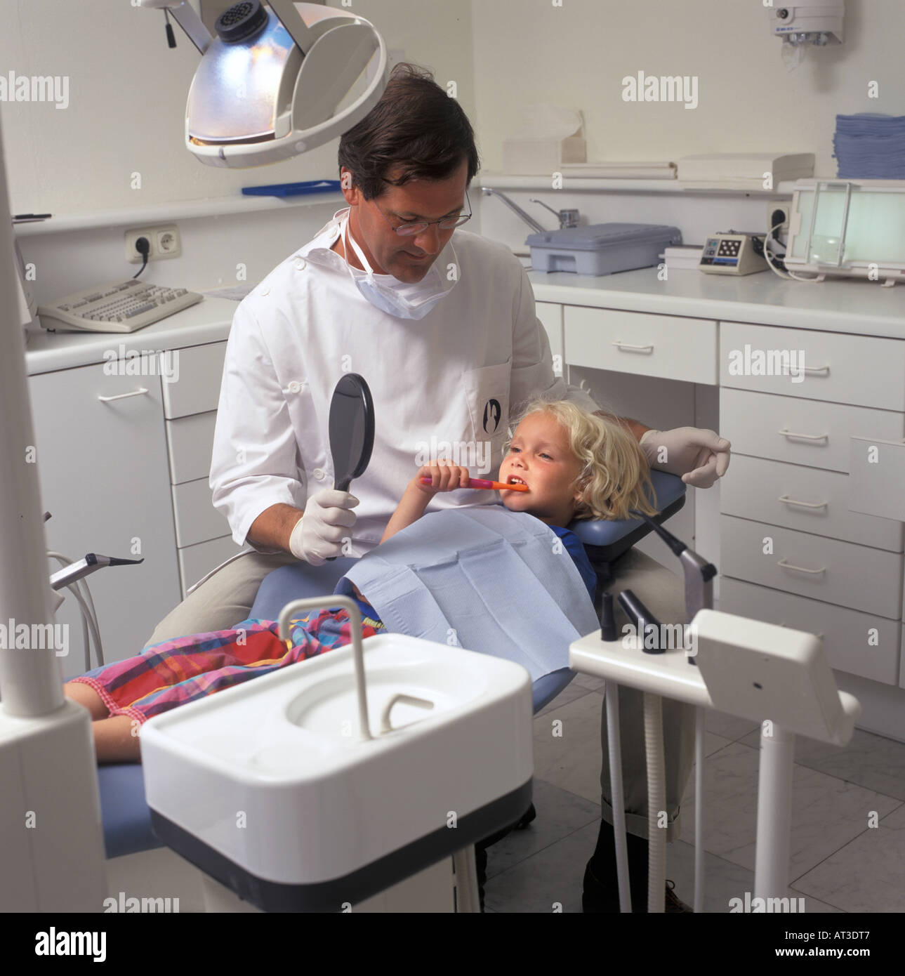 Kind beim Zahnarzt Stockfoto