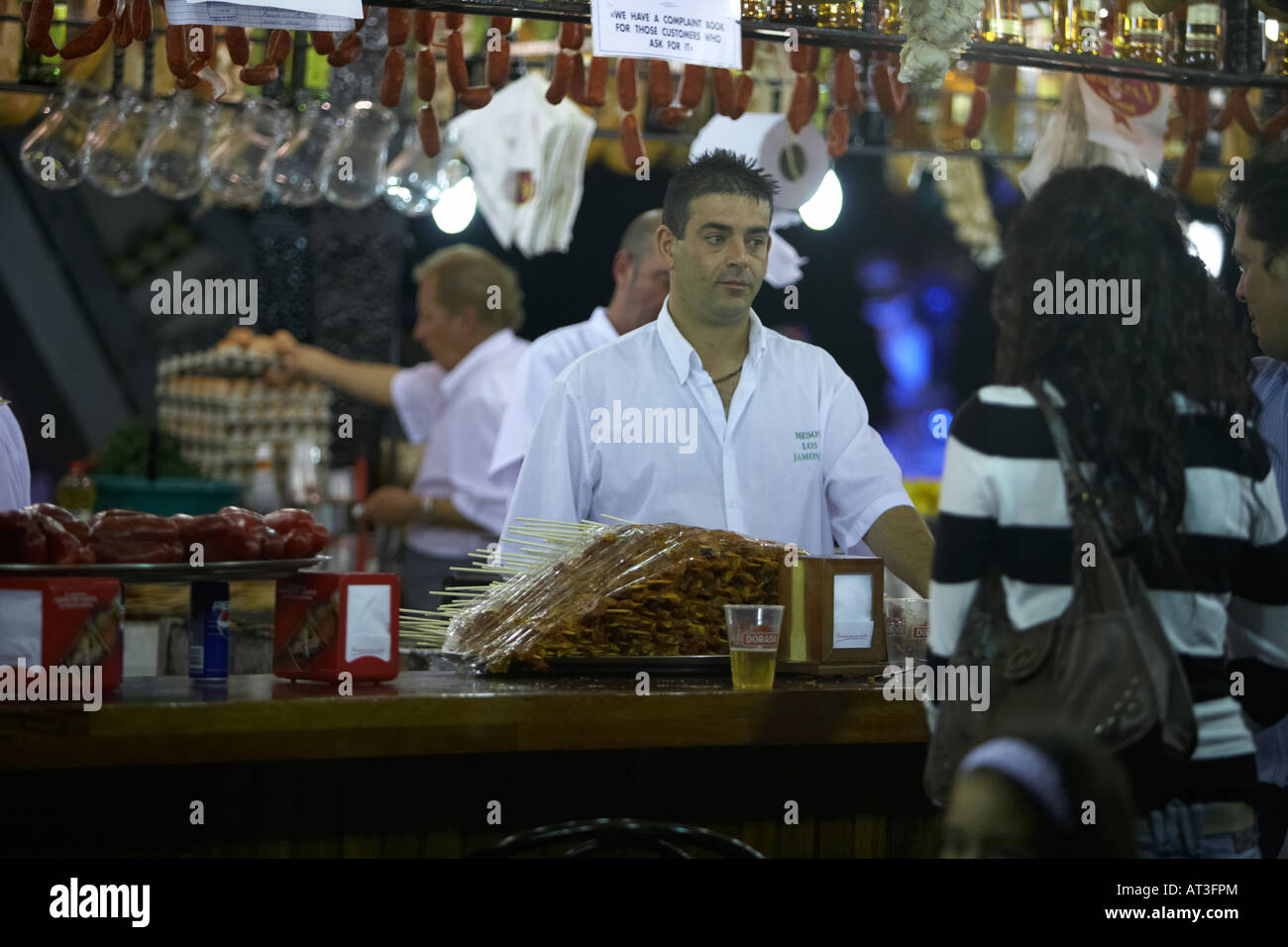 Kellner servieren ein paar am Fast-Food-Stand während Carnaval Zeit in der Nacht in Santa Cruz De Tenerife-Kanarische Inseln-Spanien Stockfoto