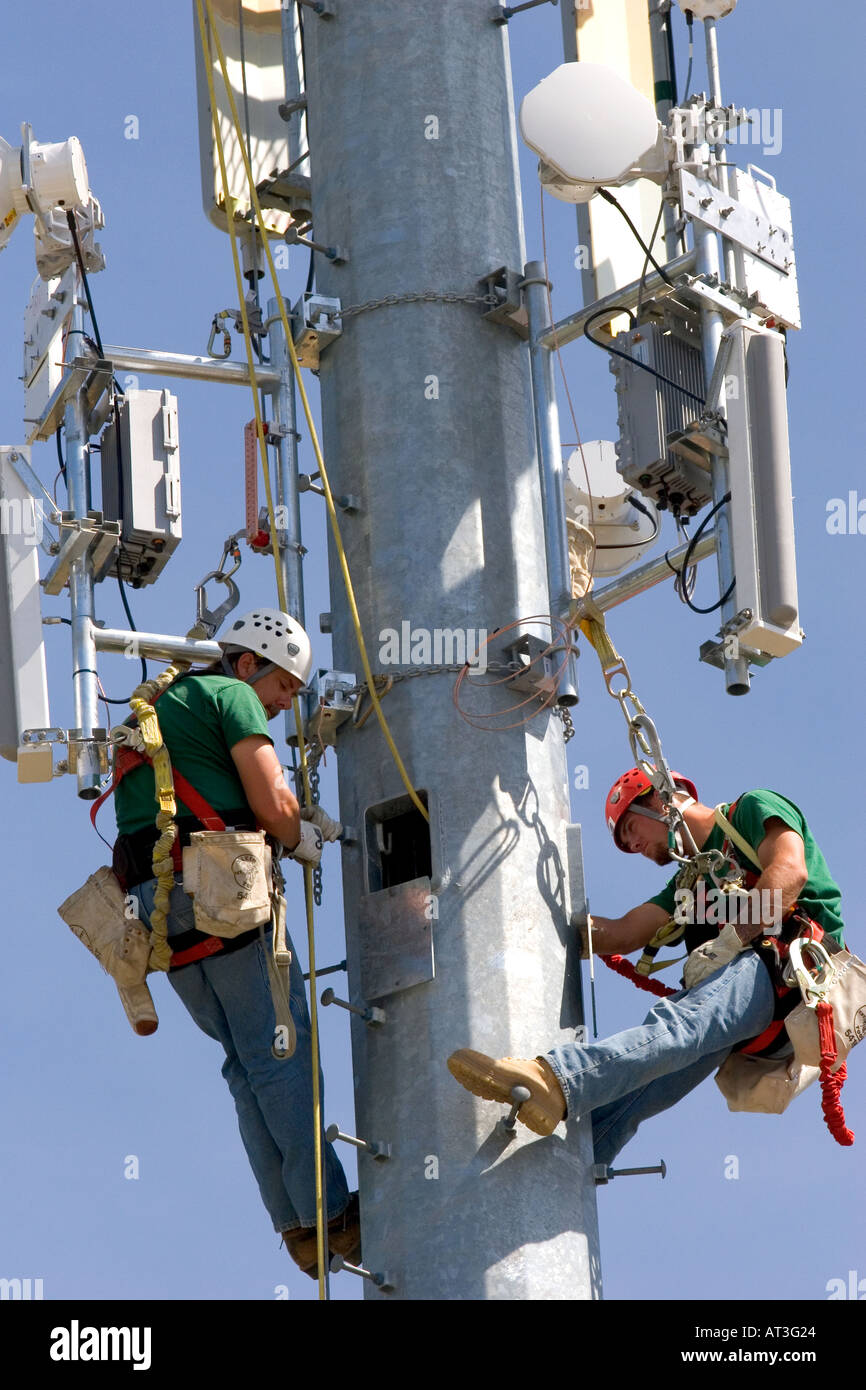 Techniker arbeiten an ein Handy-Turm Stockfotografie - Alamy