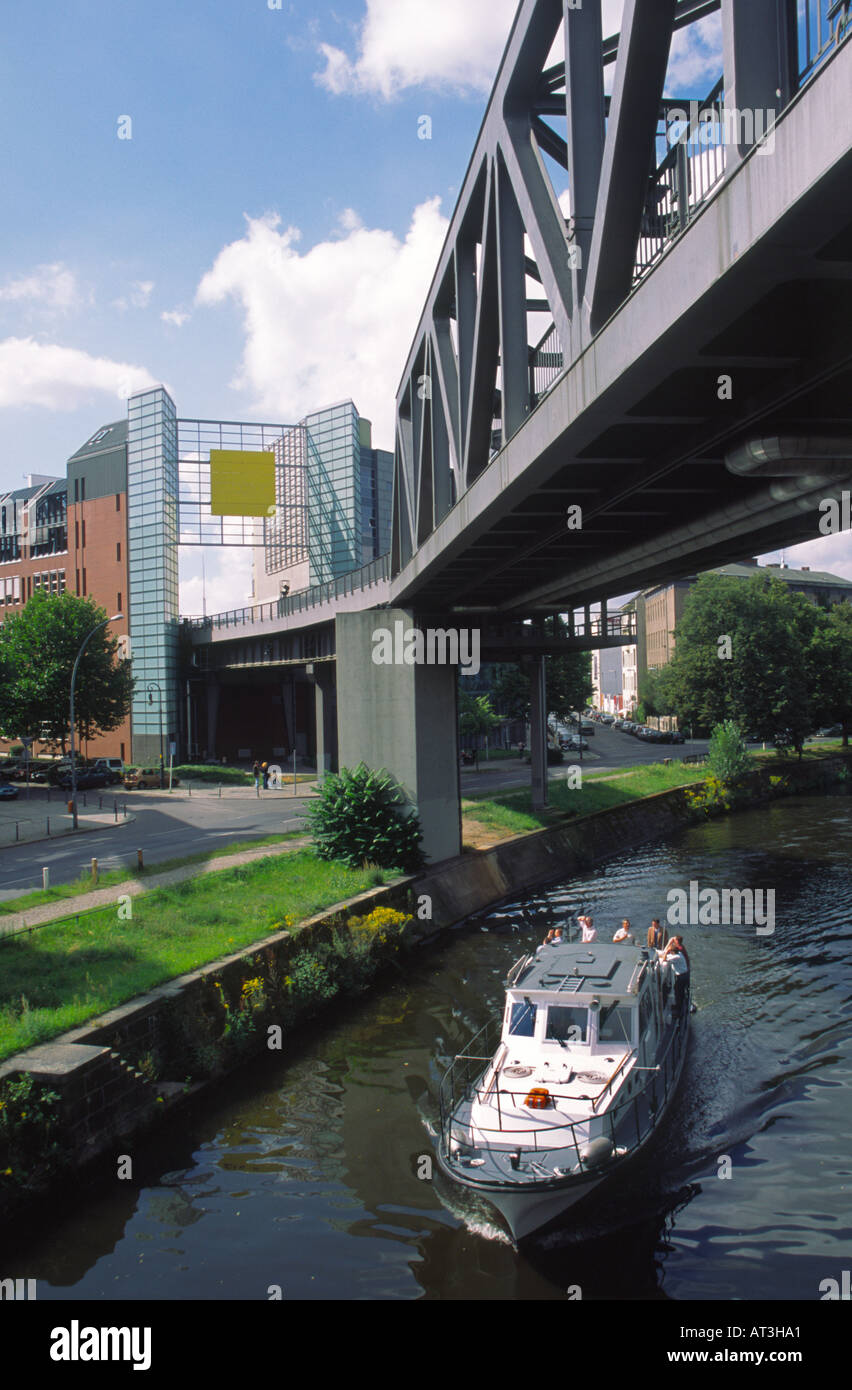 Schiff auf dem Landwehrkanal Unterquerung der Eisenbahnbrücke U Bahn in der Stadt Zentrum Berlin Deutschland Stockfoto