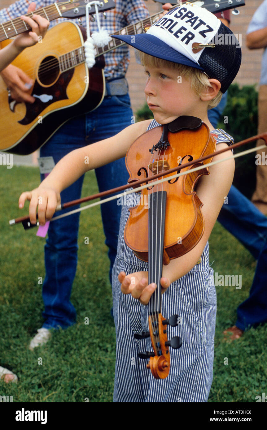 Ein junger Geige Spieler an der Fiddle Festival in Weiser, Idaho. Stockfoto
