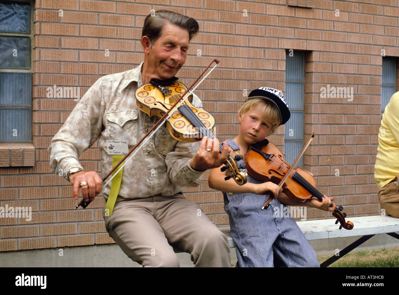 Manny Shaw spielt die Geige mit einem kleinen Jungen an der Fiddle Festival in Weiser, Idaho. Stockfoto