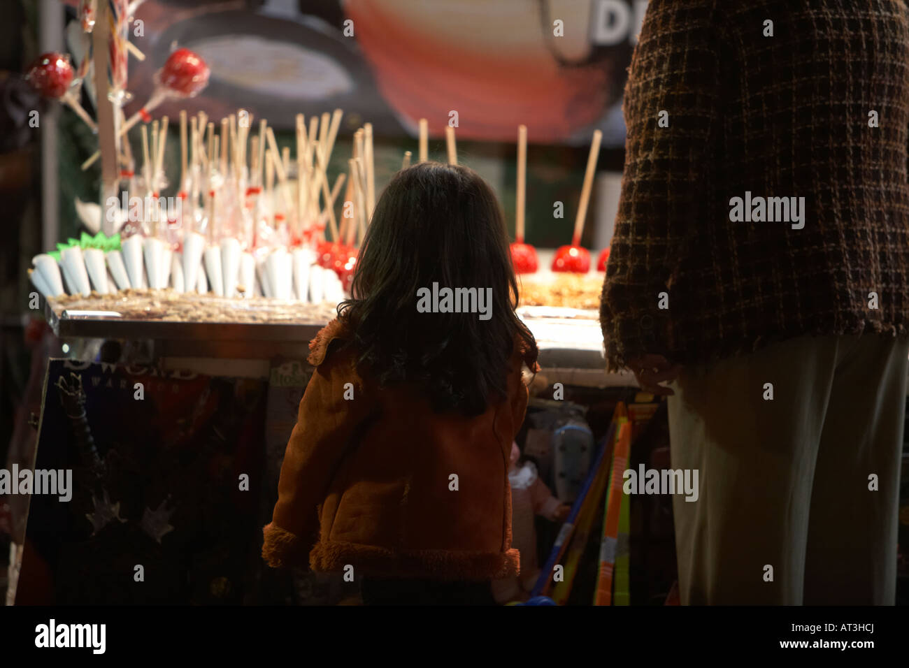 junges Mädchen mit Erwachsenen stand vor süß Stall an Carnaval Zeit Santa Cruz Teneriffa Kanaren Spanien Stockfoto