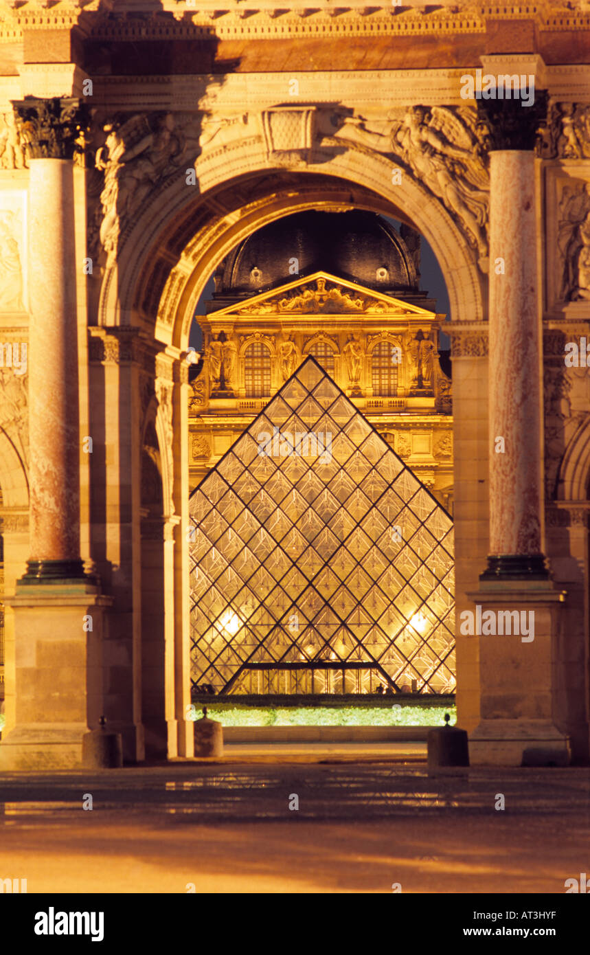 Louvre und Arc de Triomphe du Carrousel in der Nacht Paris Frankreich Stockfoto