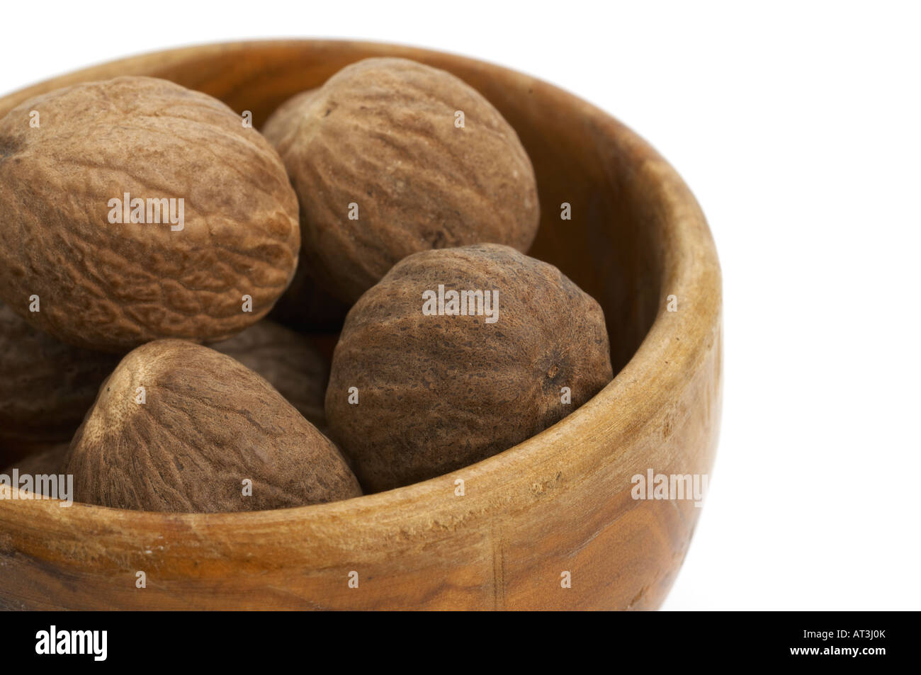 Ganze Muskatnuss in Holz Topf Stockfoto