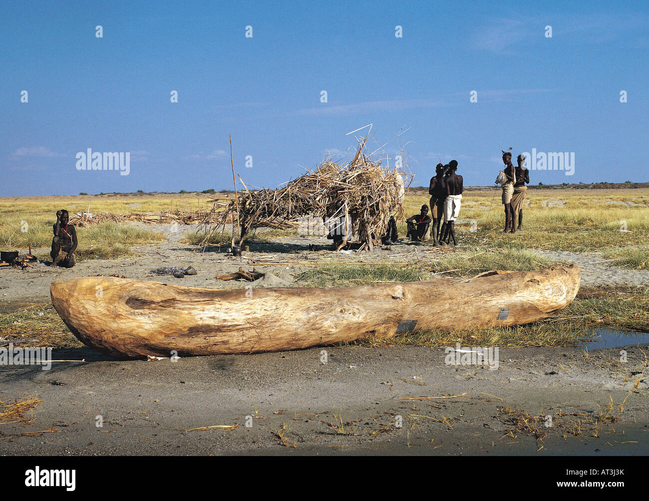 Eine Gruppe von neun Shankilla Männer mit Kanu und grobe Unterschlupf bei Alia Bucht am Lake Turkana in Kenia Nordafrika gegraben Stockfoto