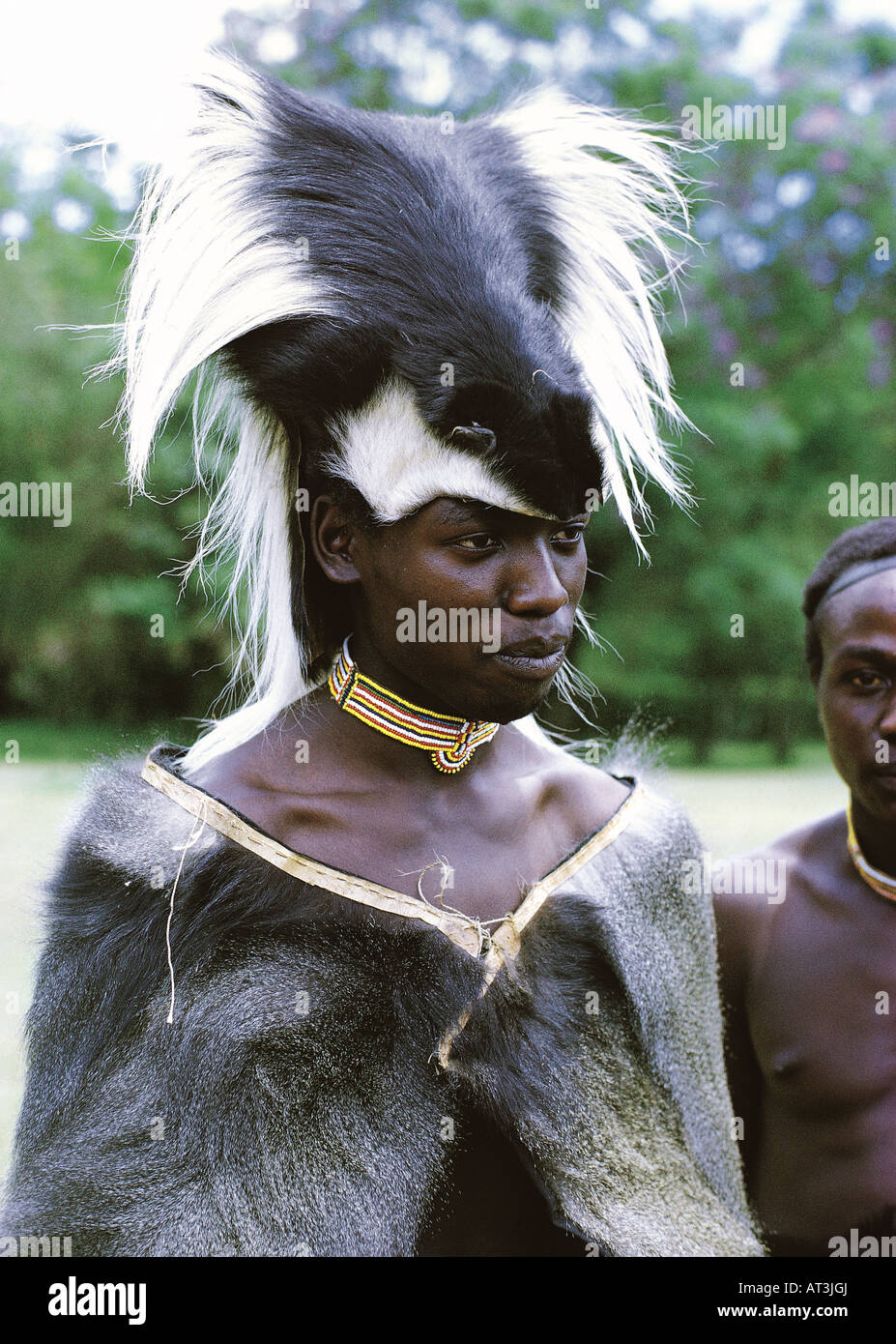 Junge schwarze Afrikaner tragen die traditionelle Haut Umhang und Hut getragen von der Laibon der Häuptling des Stammes Nandi in Kenia Afrika Stockfoto