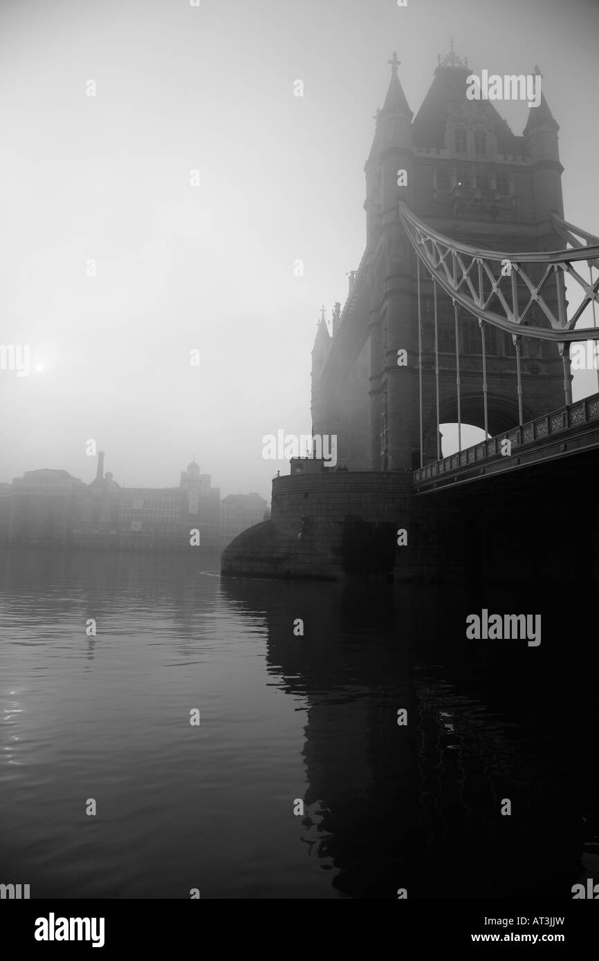 FOGBOUND Tower Bridge, London Stockfoto