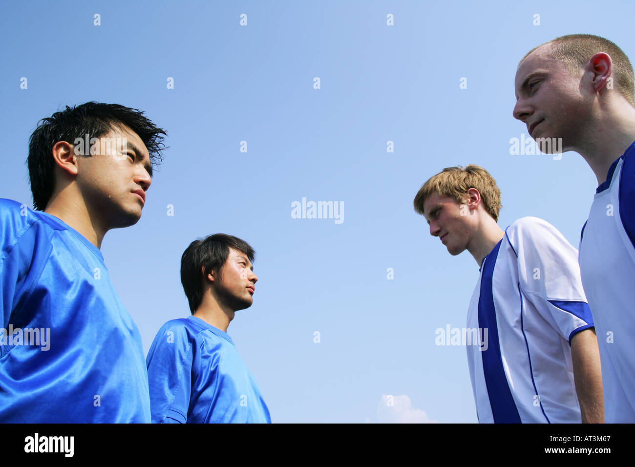 Zwei Fußball-Teams stehen sich gegenüber. Stockfoto