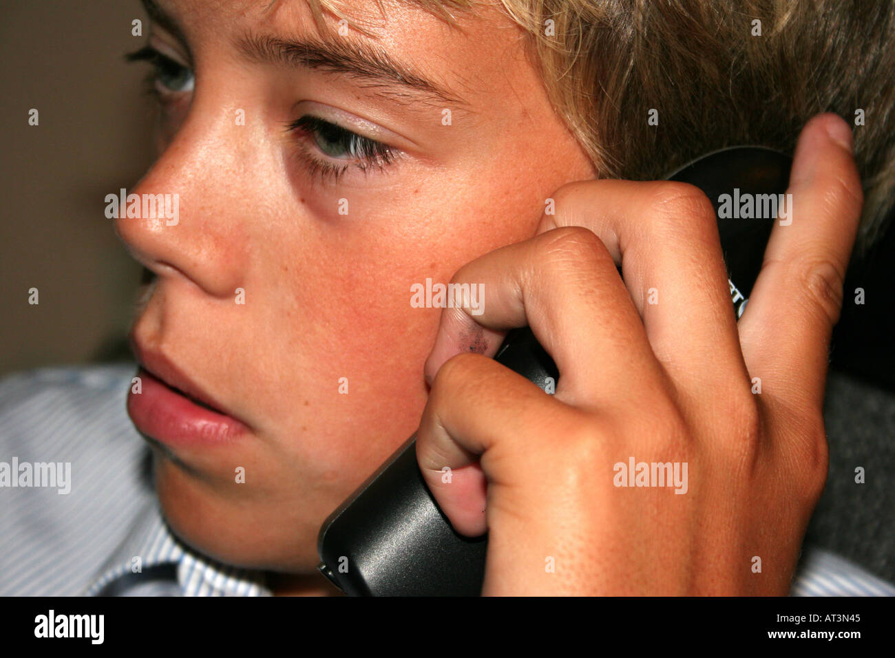 junger Mann am Telefon Stockfoto