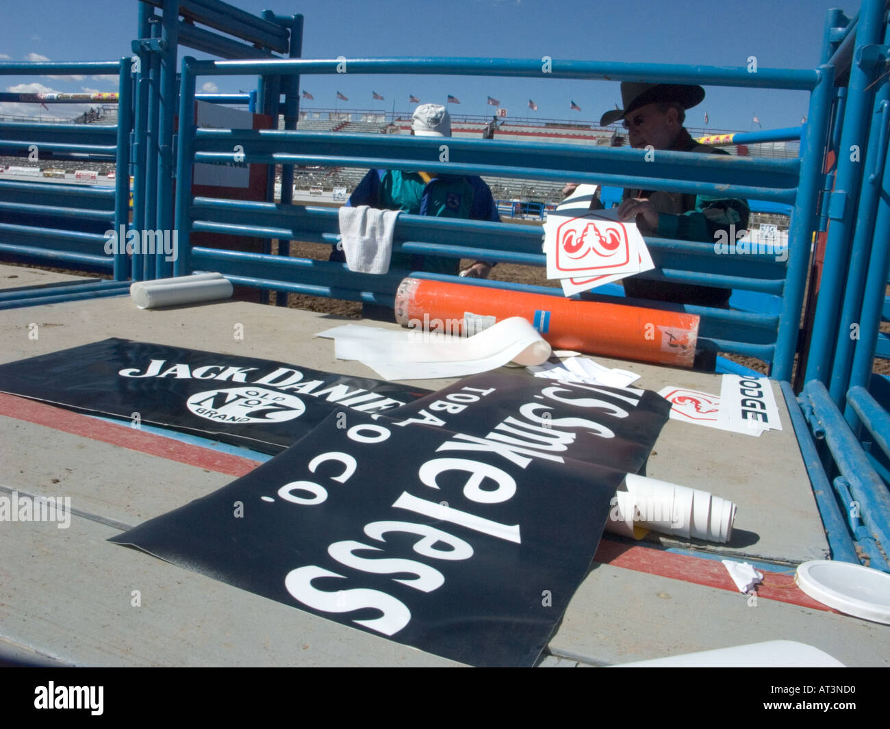 Promo Bilder und Symbole für Kautabak hängen vor dem Tucson Rodeo-Wettbewerb Stockfoto
