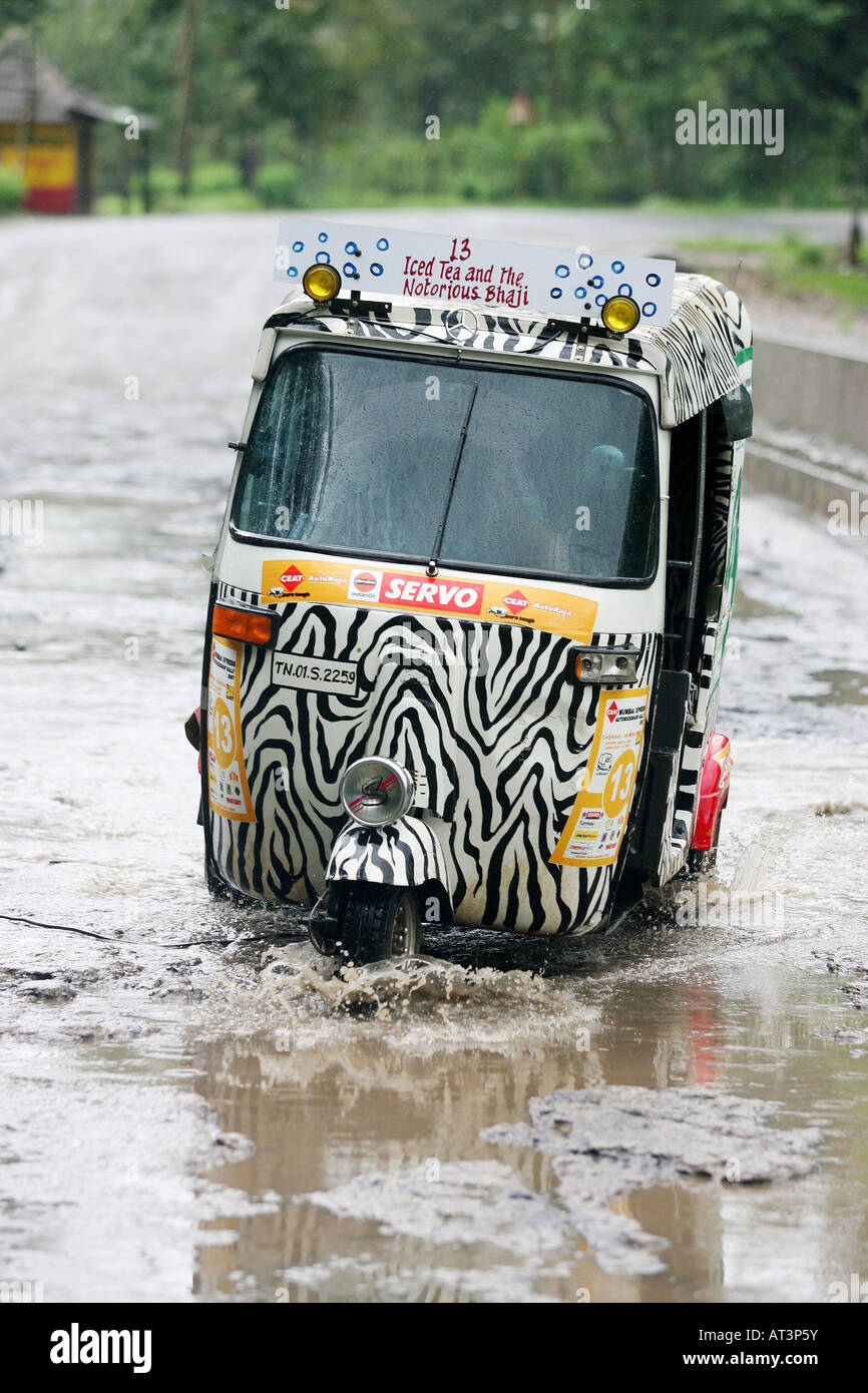 Eine Auto-Rikscha in Indien kämpfen mit dem Monsun regnet in Mangalore Stockfoto