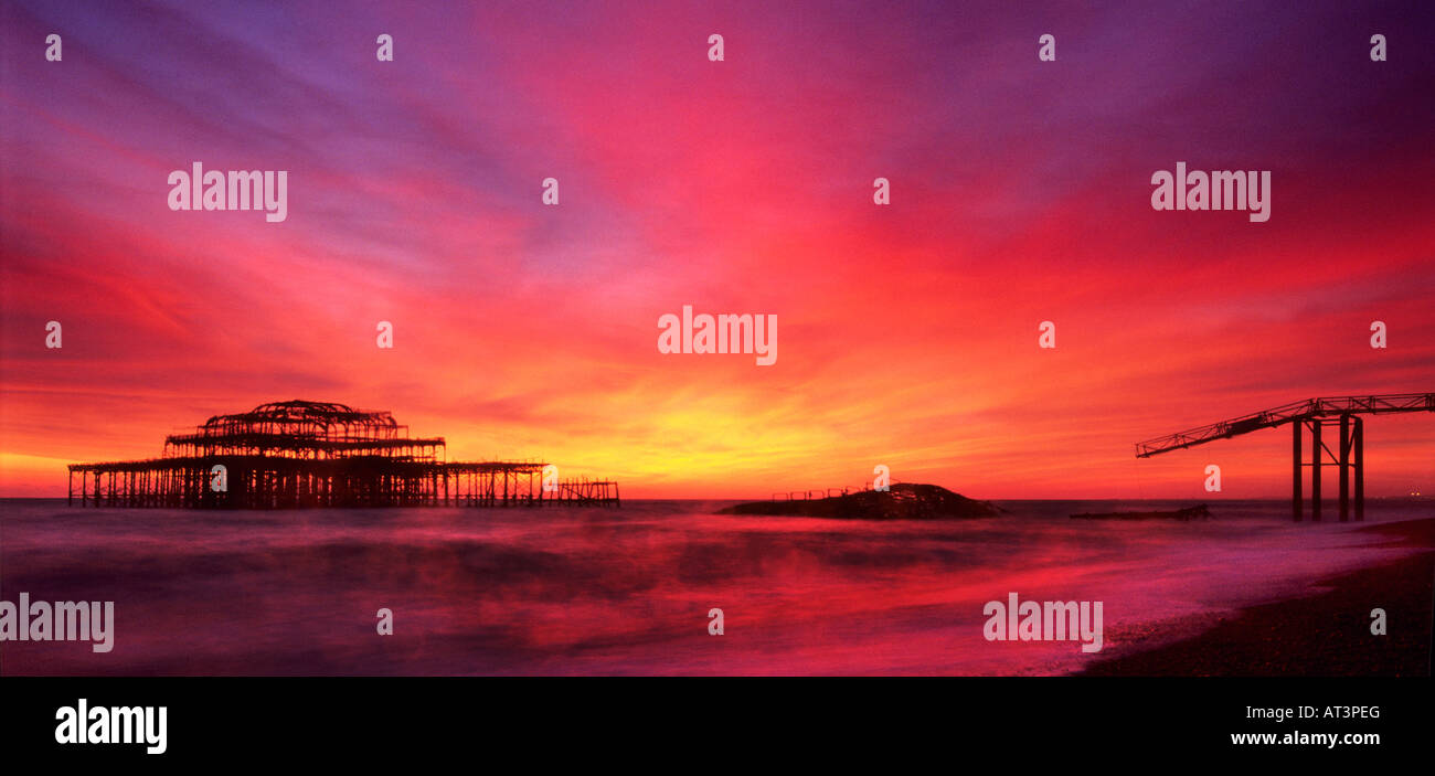 Dramatischen Sonnenuntergang über Brightons West Pier (Panoramablick) Stockfoto