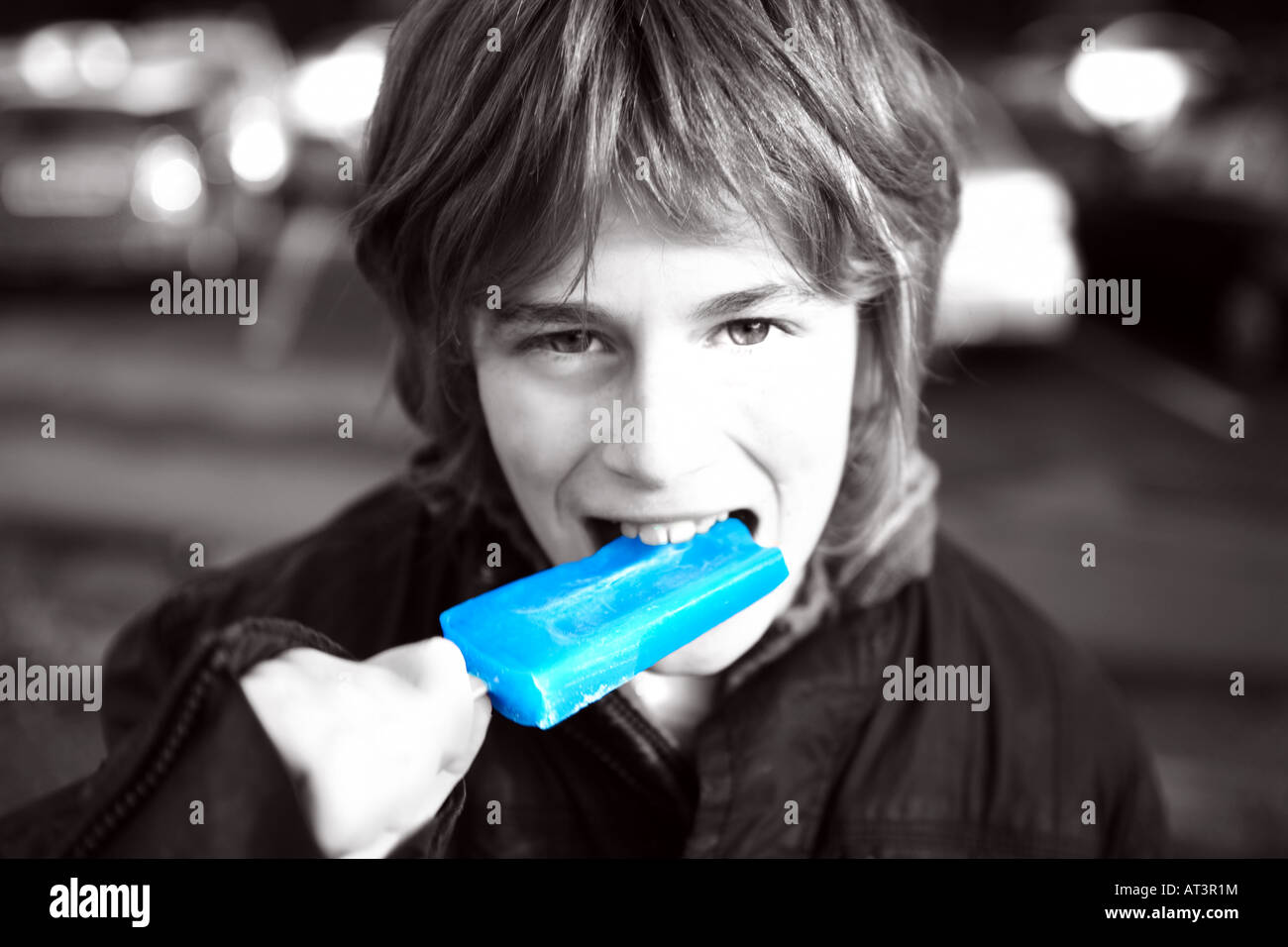 Blaues Essen: ein Junge isst eine Geeiste Lolly veranschaulichen Essen Farb- und Zusatzstoffe Stockfoto