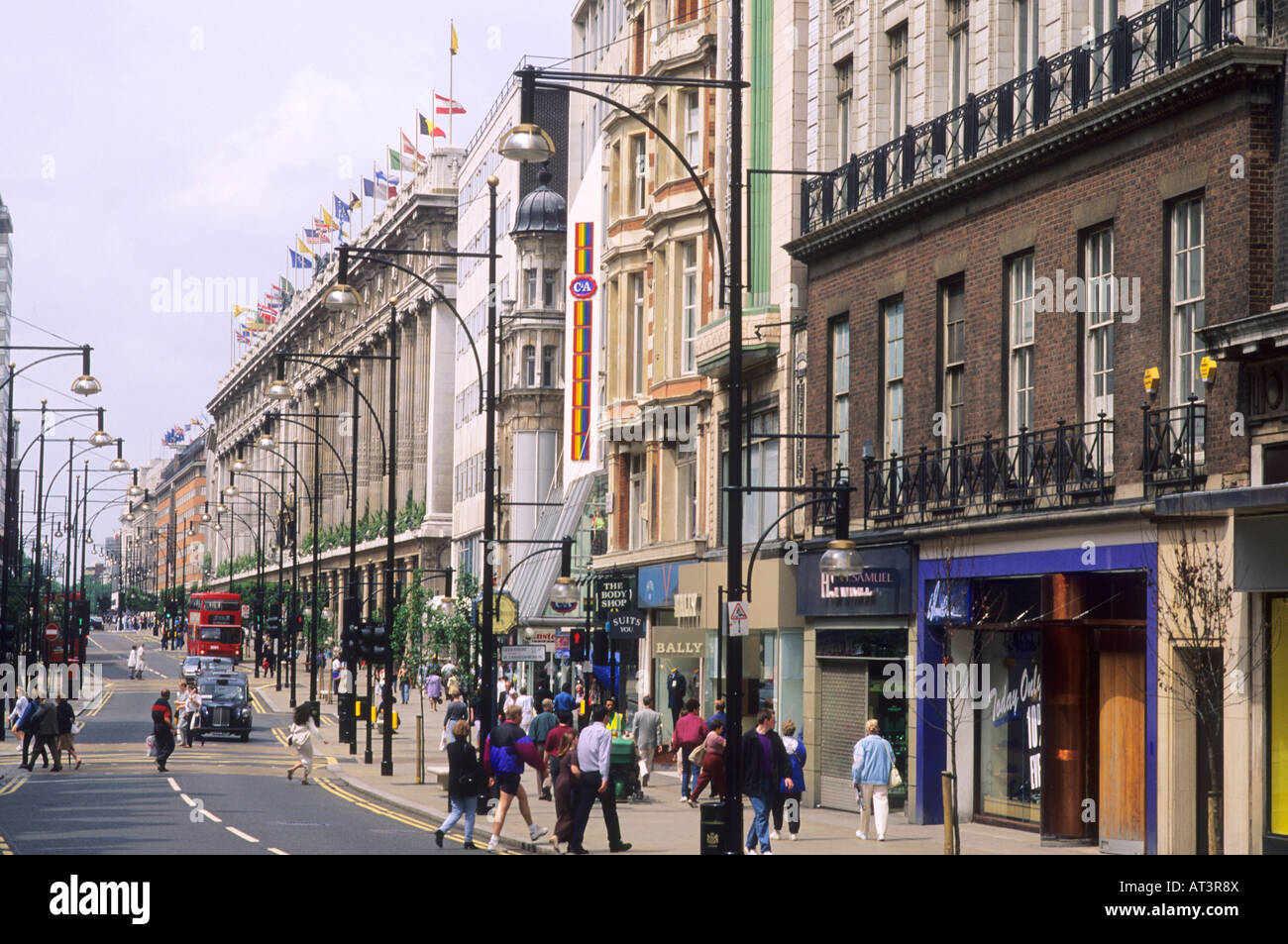 Oxford Street Selfridges London West End roten Bus England UK Stockfoto