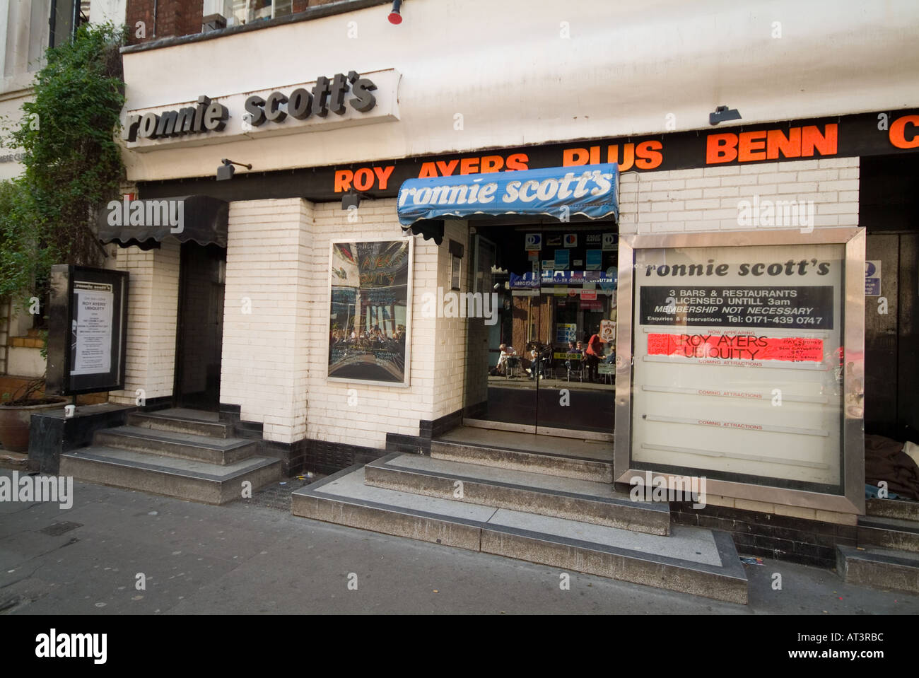 Die Fassade des Ronnie Scotts Jazz Veranstaltungsort im Herzen der Londoner Stadtteil Soho Stockfoto