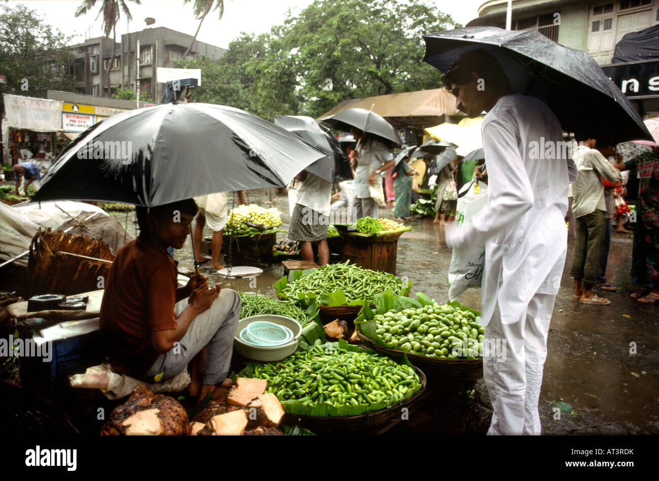 Indien-Maharashtra-Mumbai-Bombay-Monsun Straßenmarkt Menschen schützt vor Sturm Stockfoto