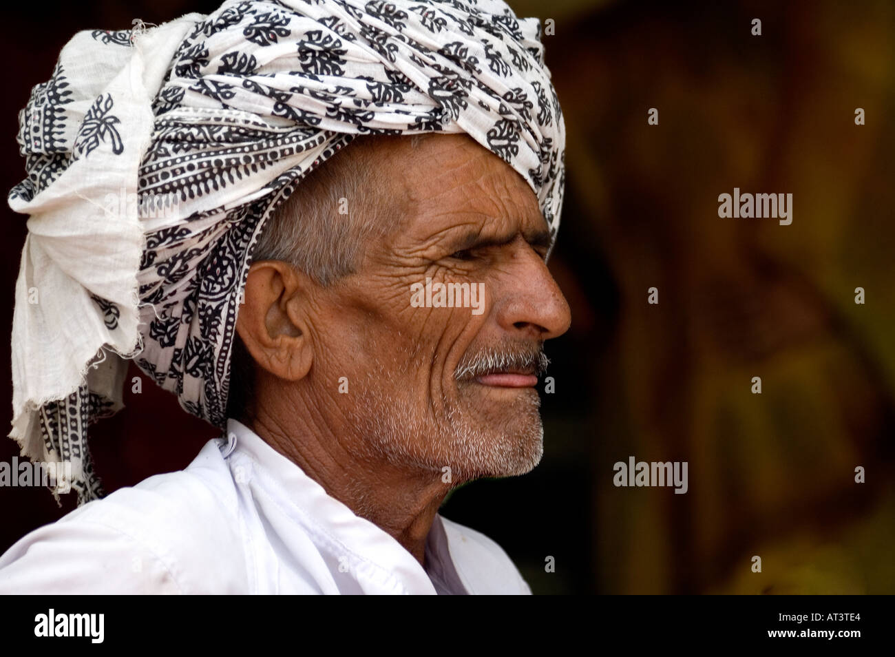 Tribal Mann mit Turban am Markt in Jodhpur Rajasthan Indien Stockfoto