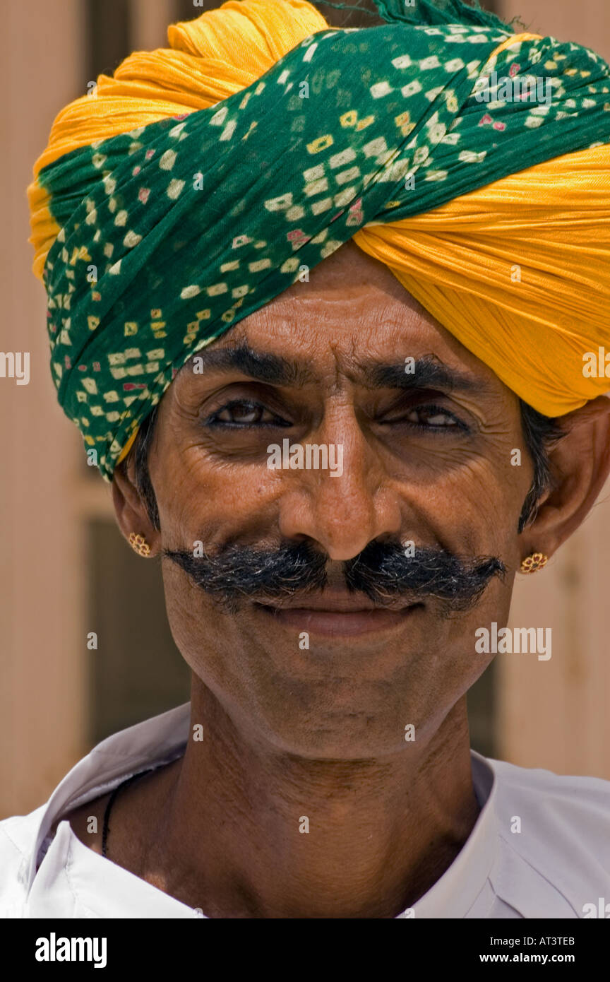 Mann in gelb & grünen Turban Rauchen Wasserpfeife mit wunderbaren Gesichtsfalten Stockfoto