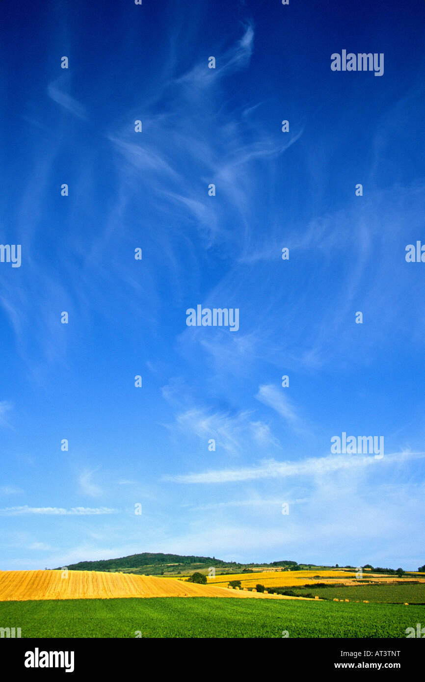 Blauer Himmel über einer ländlichen Landschaft in Frankreich Stockfoto