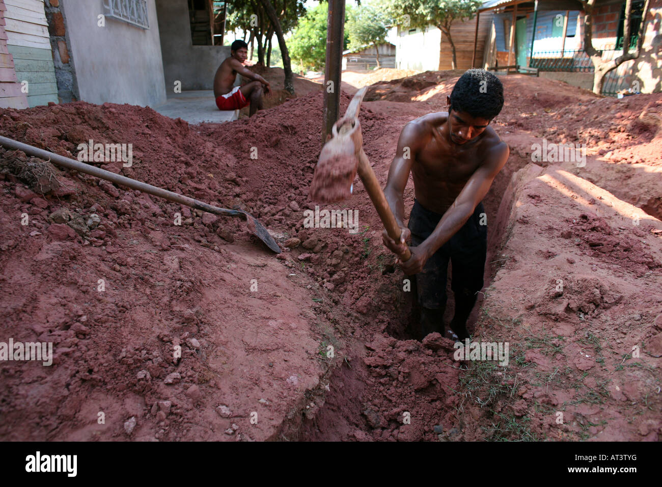 Arme Gemeinden Bau einer Kanalisation in den Slums der Regierung stellt die Materialien Stockfoto