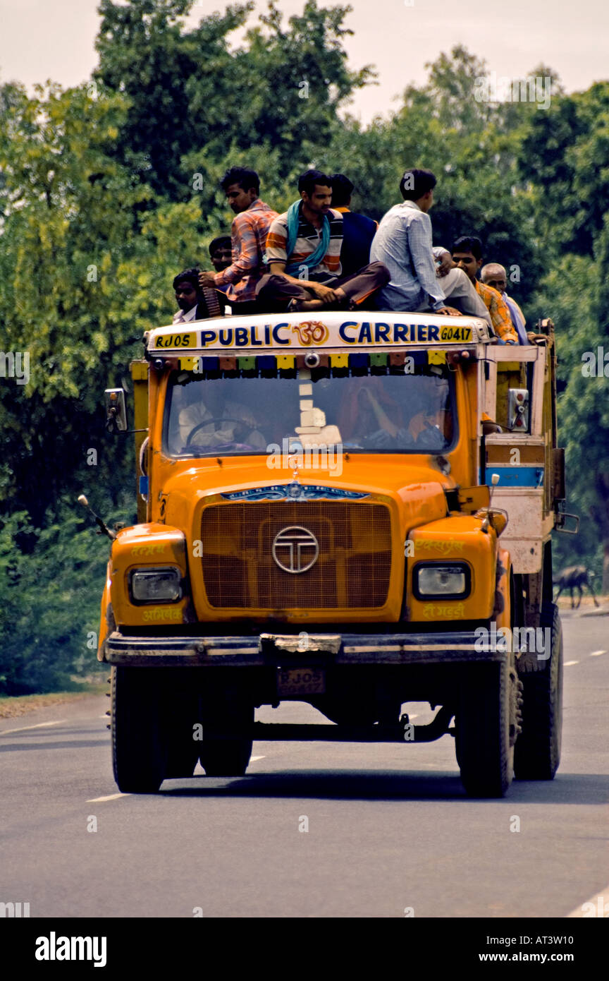 Gelbe "Tata" LKW überladen mit Einheimischen auf dem Weg nach Agra, Uttar Pradesh, Indien Stockfoto