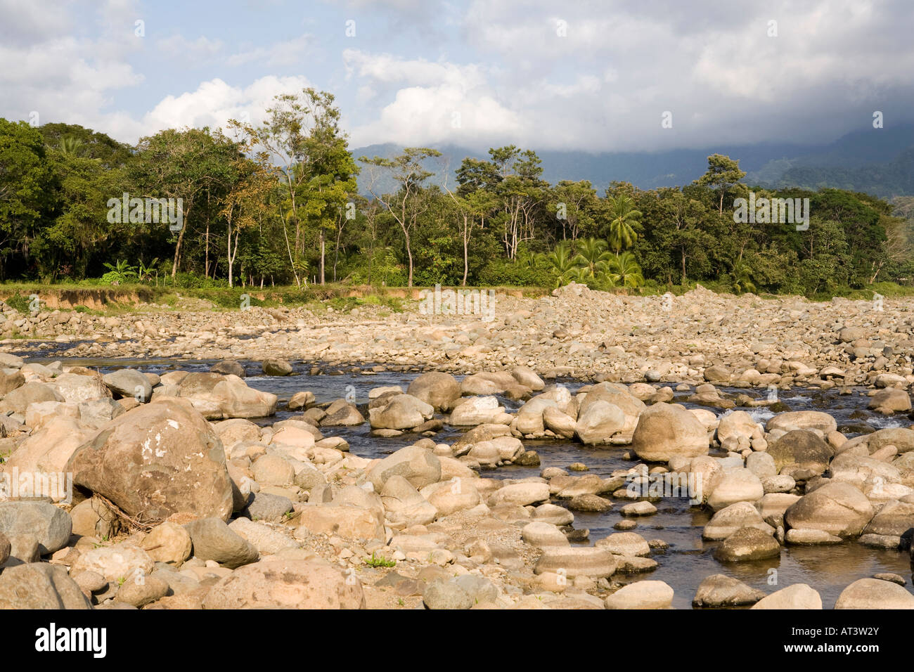 Costa Rica Uvita Rio Uvita fließt aus den umliegenden Hügeln in Richtung Parque Nacional Marino Bellena Stockfoto