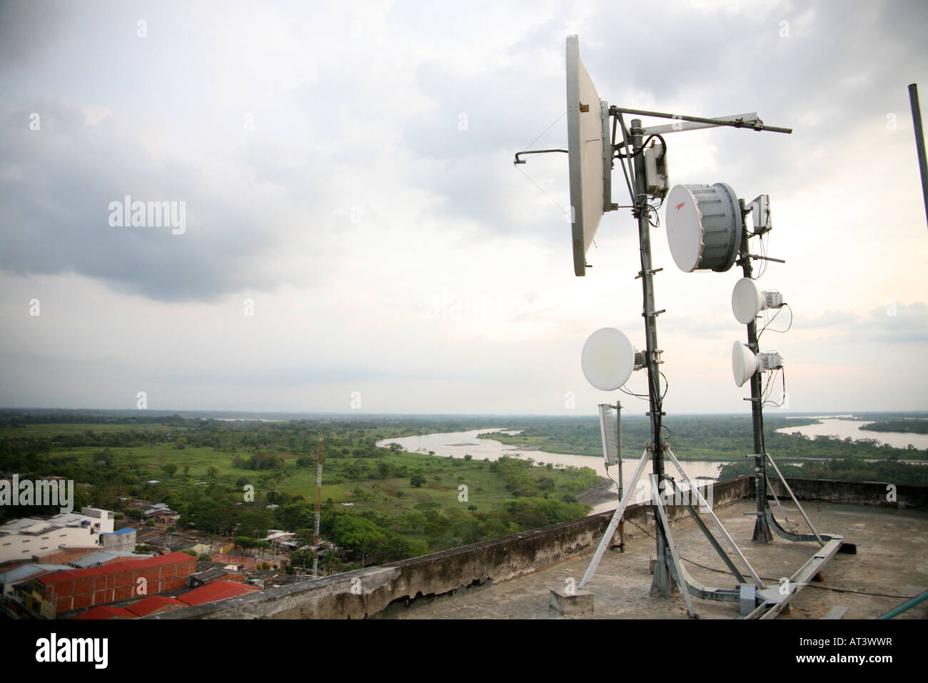 TV Radio und Mobiltelefon-Kommunikations-Ausrüstung in Barrangabermeja Stockfoto
