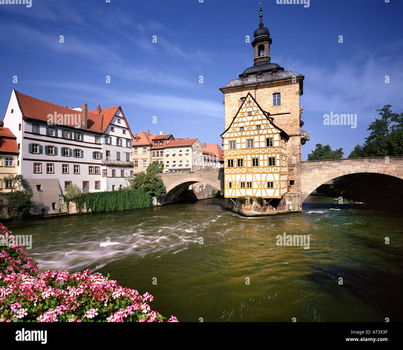 De - Bayern: Der 'Altes Rathaus' (Alte Stadthalle) und Regnitz in Bamberg (Oberfranken) Stockfoto