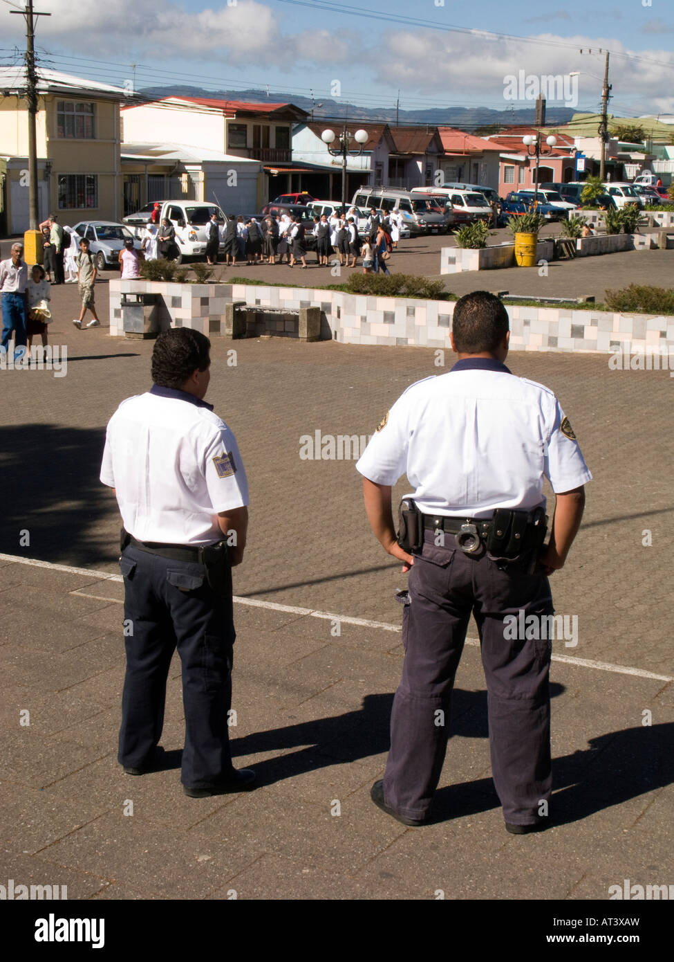 Costa Rica Cartago Plaza De La Basilica bewaffnete Wachen außerhalb der Kirche Stockfoto