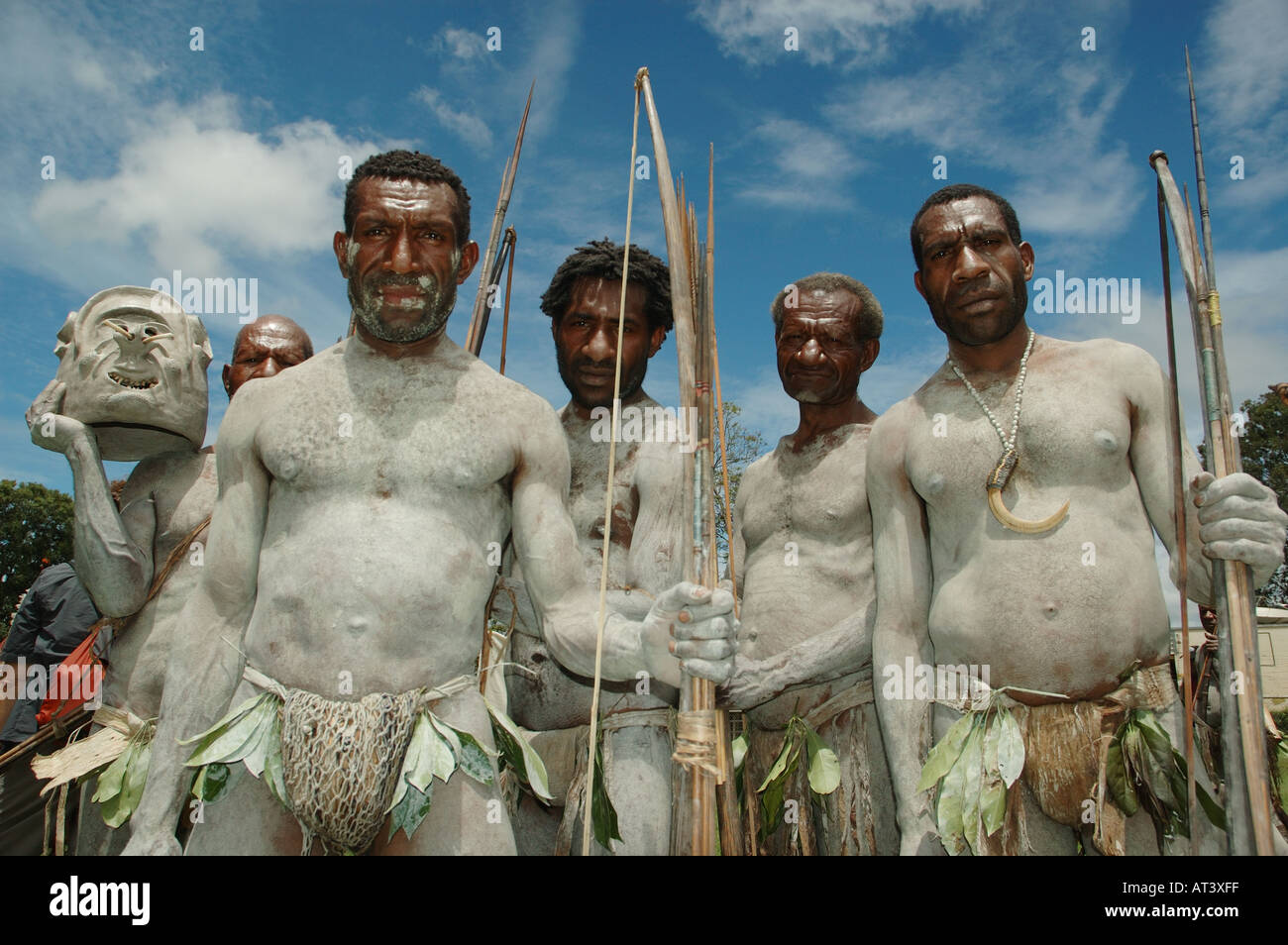 Mudmen halten Bogen Pfeile Spears und Maske Goroka Mudmen Show singen singen Stockfoto