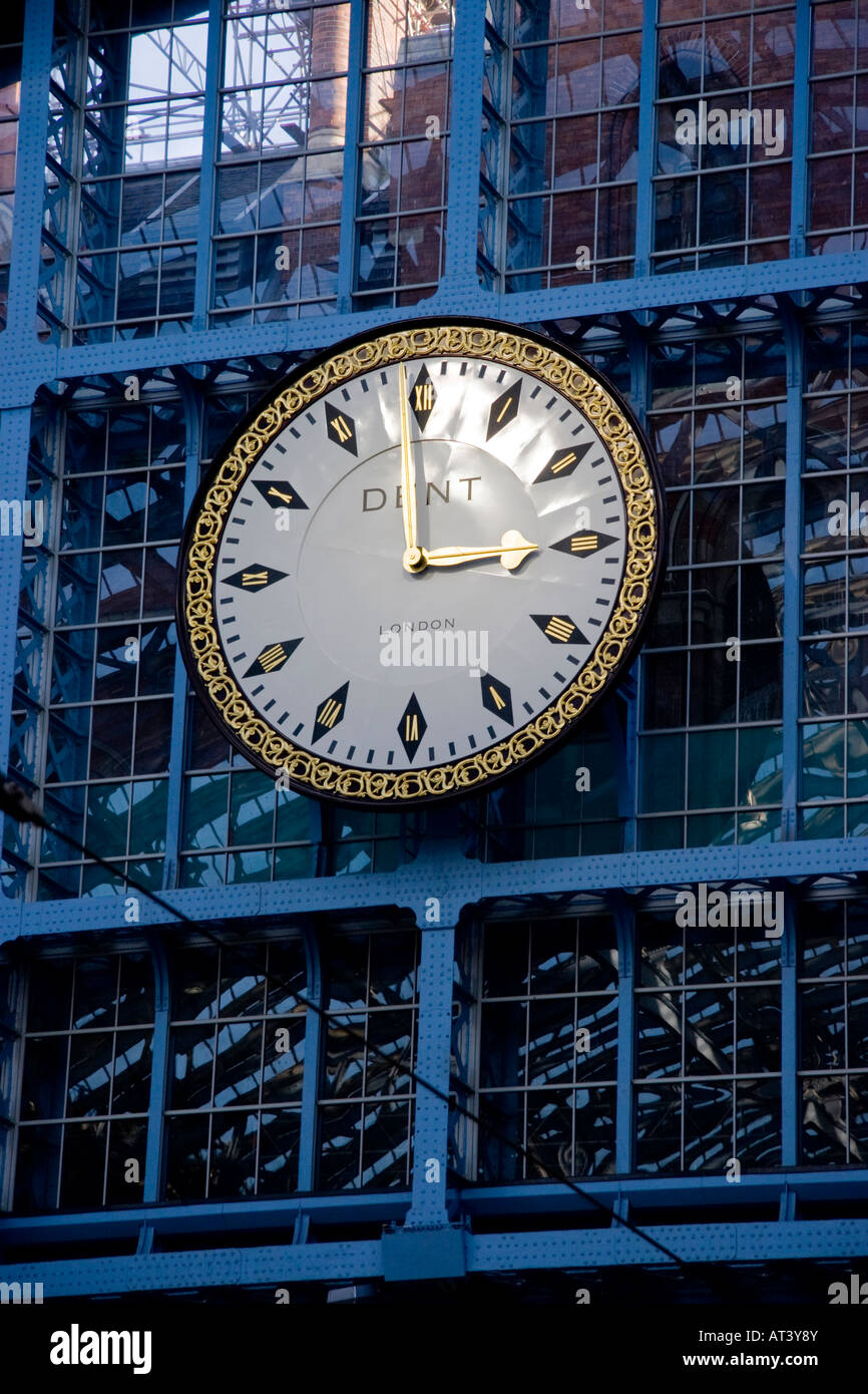 St Pancras Uhr, St. Pancras International Station, London England Stockfoto