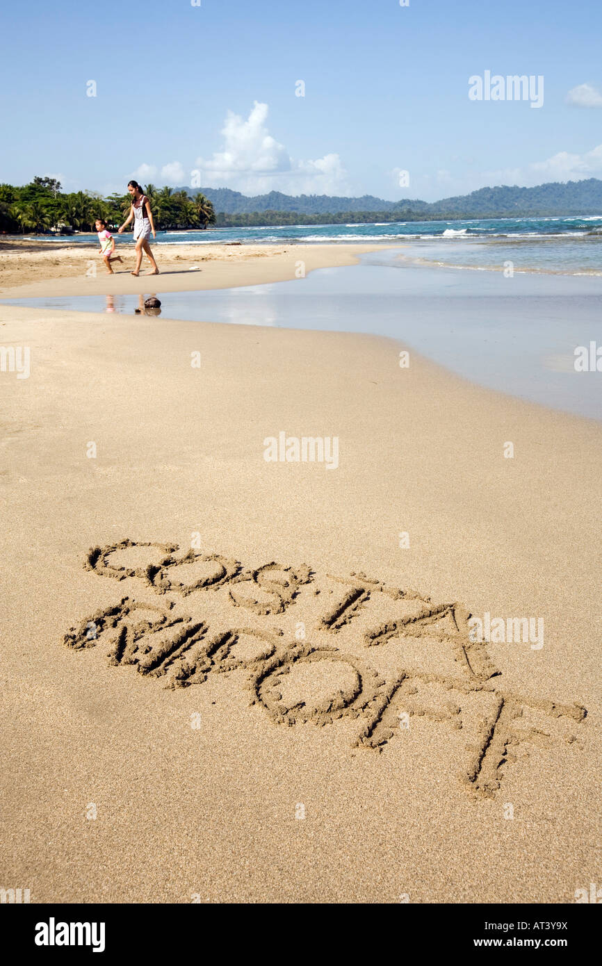 Karibikküste Costa Rica Wörter Costa Abzocke geschrieben im Sand am Strand Stockfoto