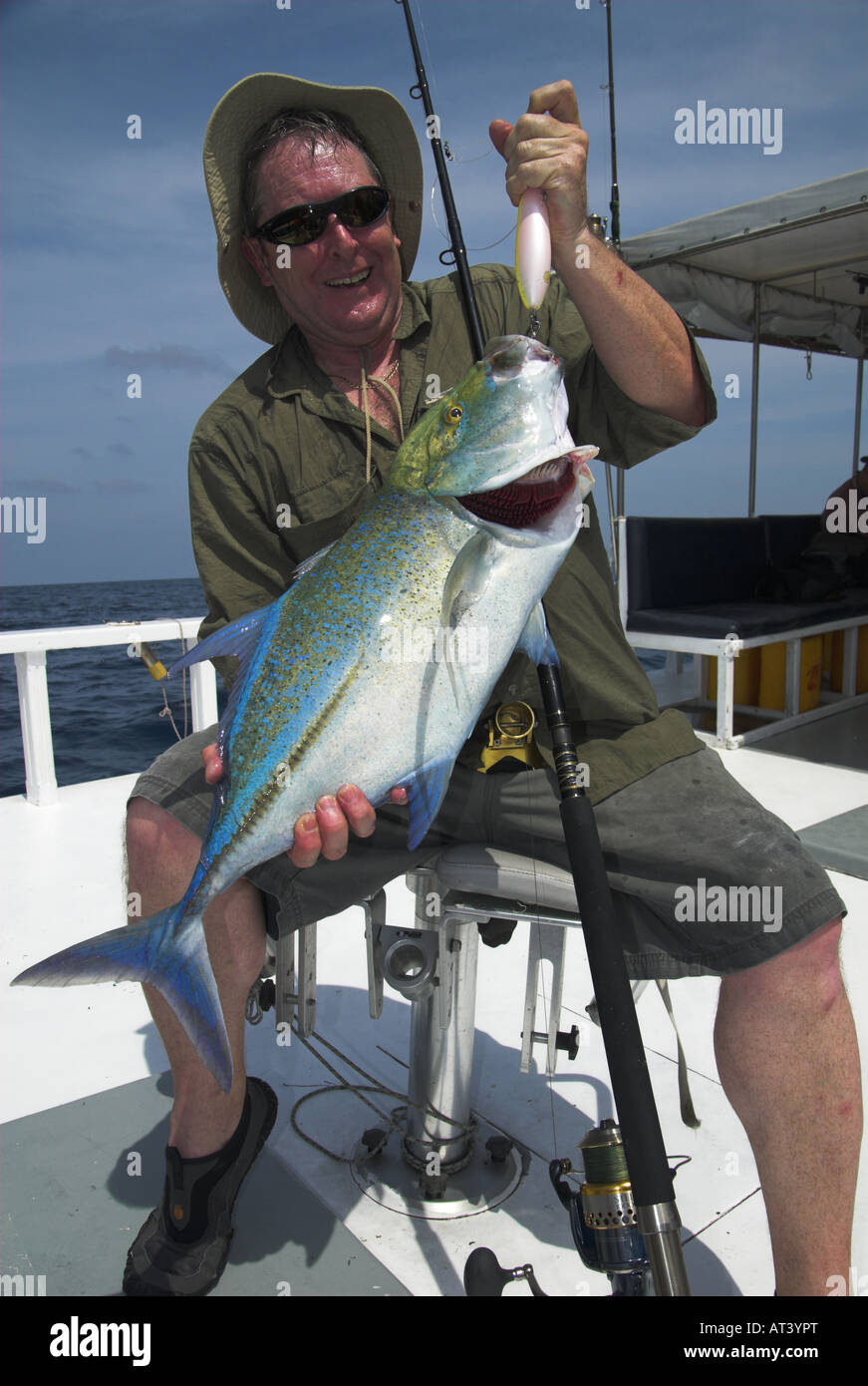 glückliche Angler mit einer blue-Fin Makrelen gefangen im Indischen Ozean vor den Malediven tauchen Stockfoto