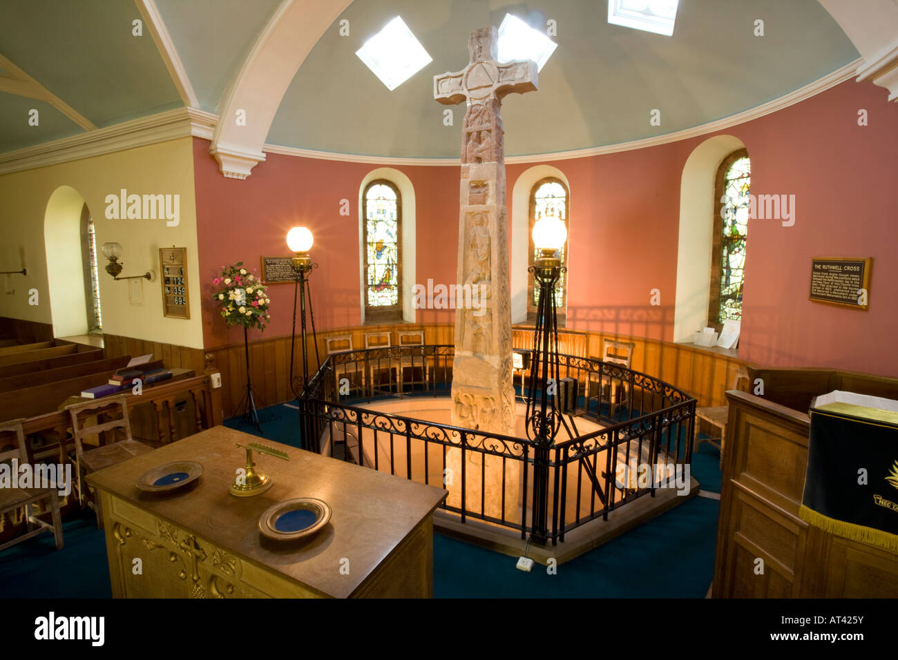 Ruthwell Cross in der Nähe von Annan ist ein 8. Jahrhunderts Anglo Saxon Kreuz geschnitzt im Northumbrian Stil Runenkästchen Kirche Scotland UK Stockfoto