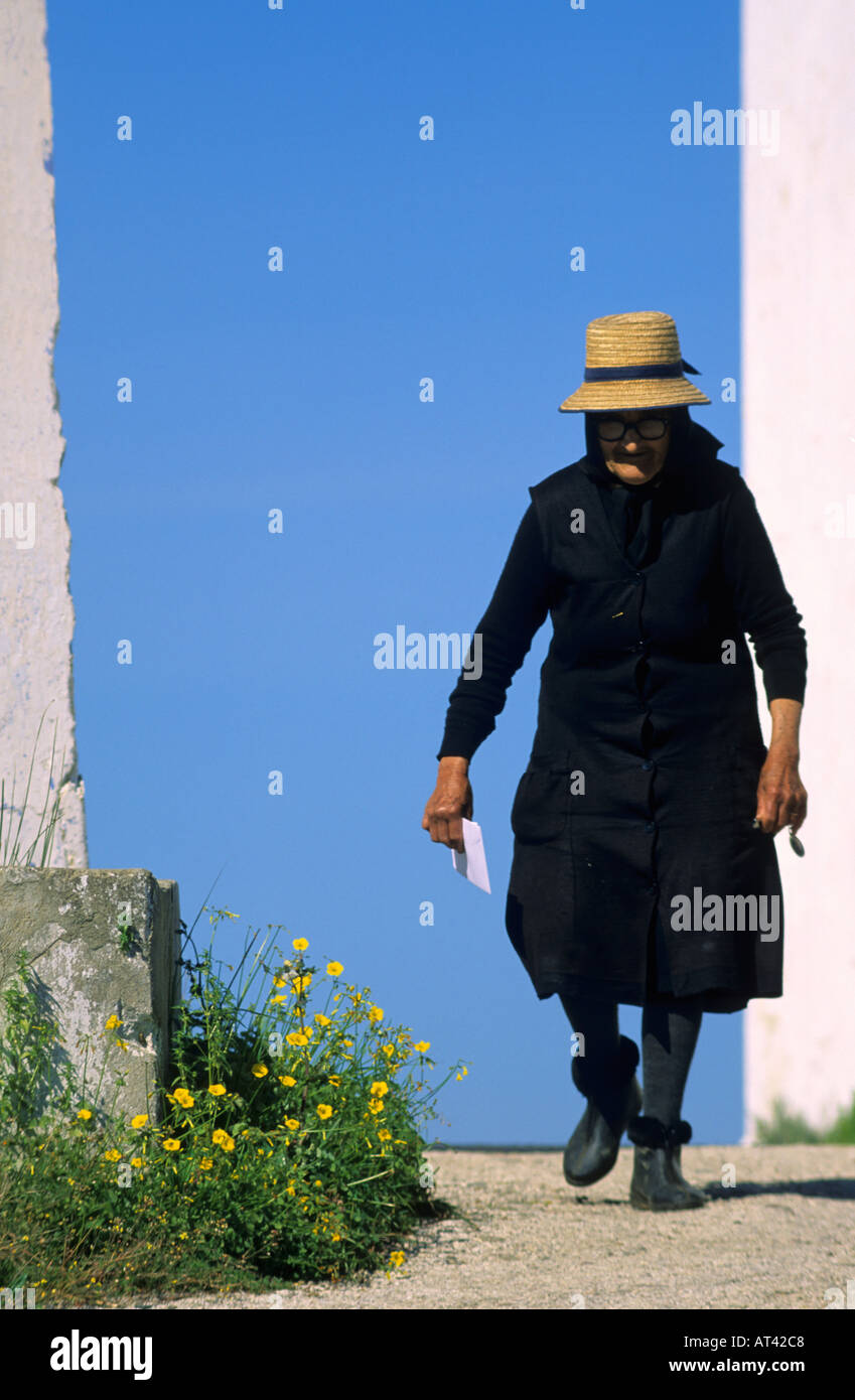 Alte Frau aus einem kleinen Dorf auf dem Lande Alcoutim Algarve Portugal Stockfoto