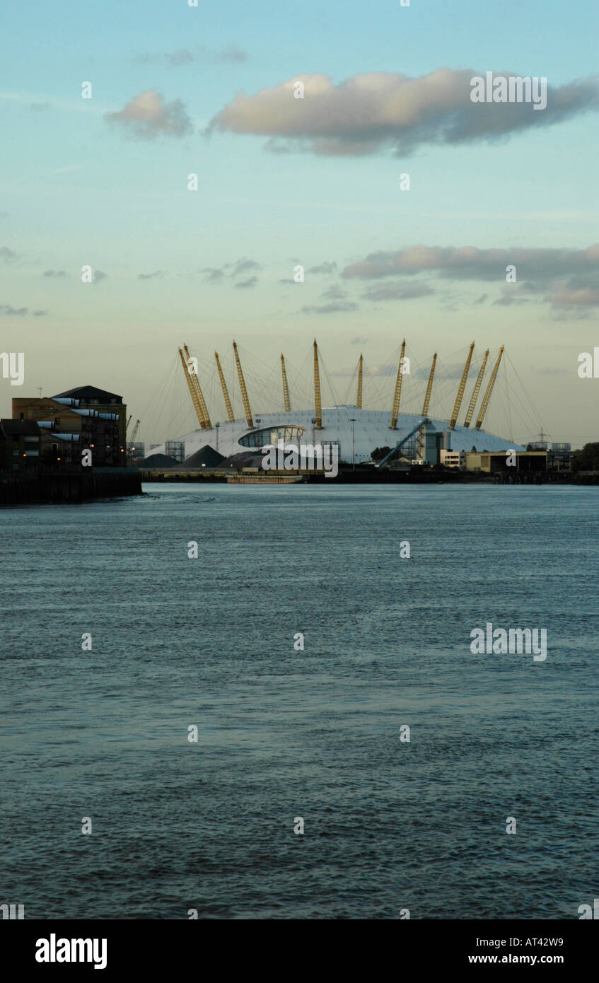 Fernen Abend Schuss von O2 Millennium Dome mit Themse im Vordergrund Greenwich, London, England, UK. Stockfoto