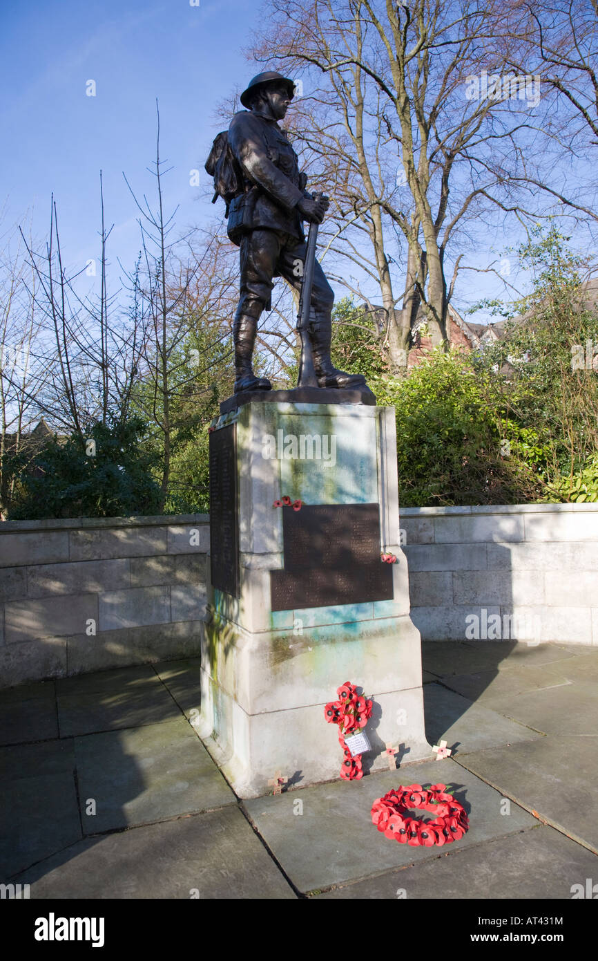 Kriegerdenkmal vor St. Pauls Kirche. Heaton Moor, Stockport, grösseres Manchester, Vereinigtes Königreich. Stockfoto