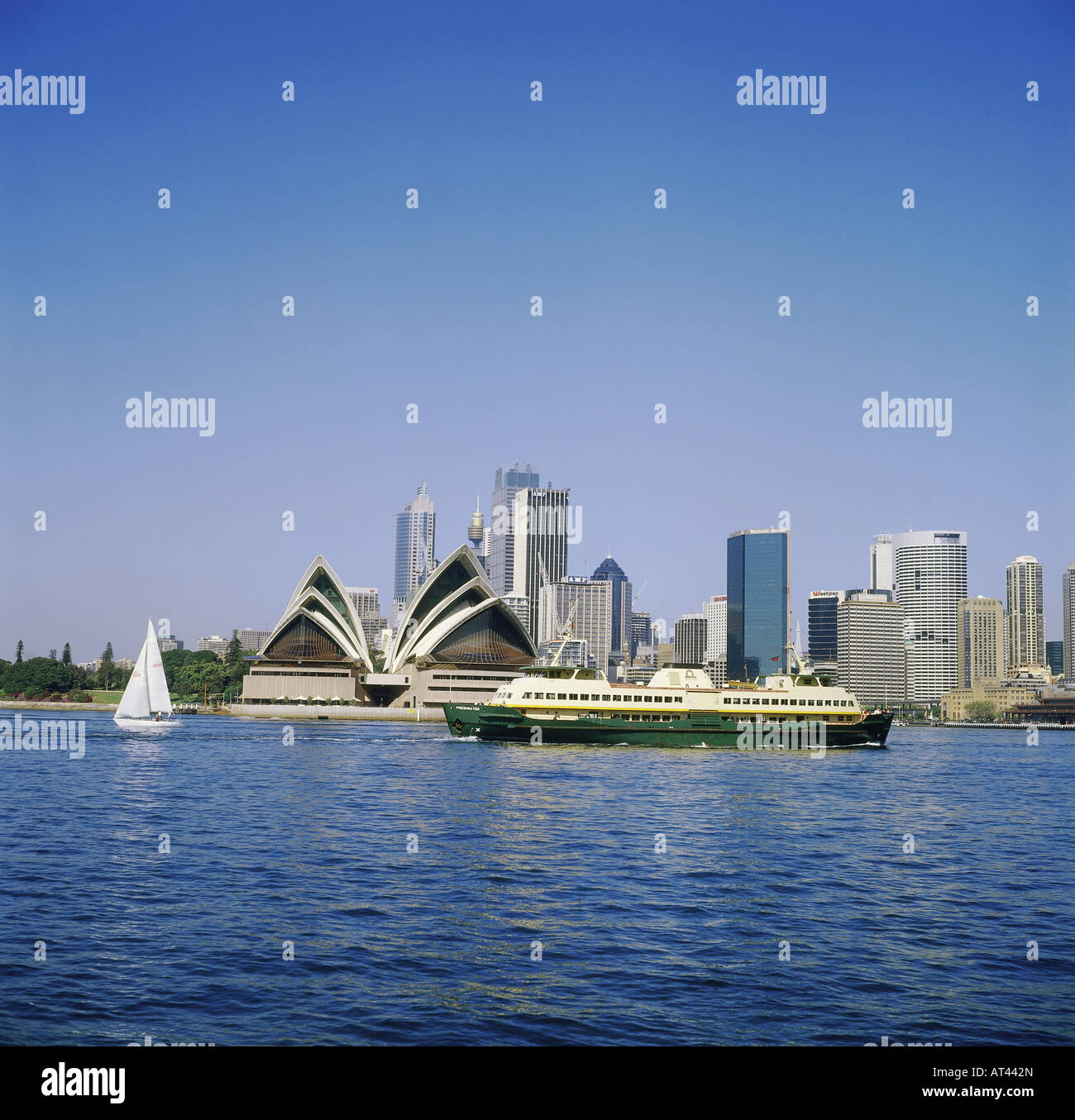 Geographie/Reise, Australien, New South Wales, Sydney, Blick auf die Stadt, Blick auf das Stadtbild von Kirrbilli, Oper und Innenstadt, Schiff, Skyline, Wolkenkratzer, Dampfschiff, Segelboot, Stockfoto
