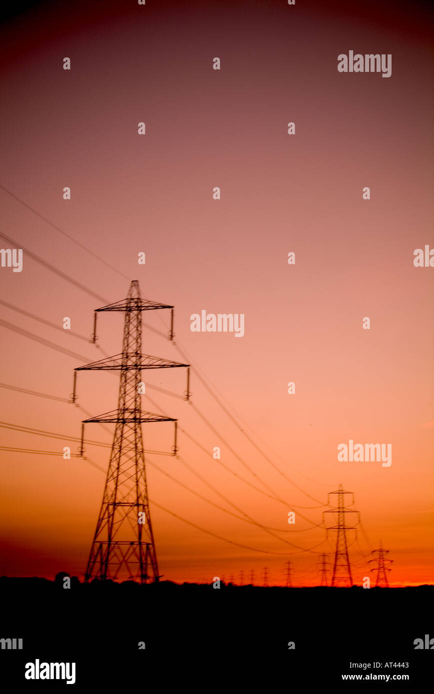 Strommasten bei Sonnenuntergang Vertrieb national Grid Ac dc elektrischen Strom erzeugen Wärme Licht Starkstrom Stockfoto