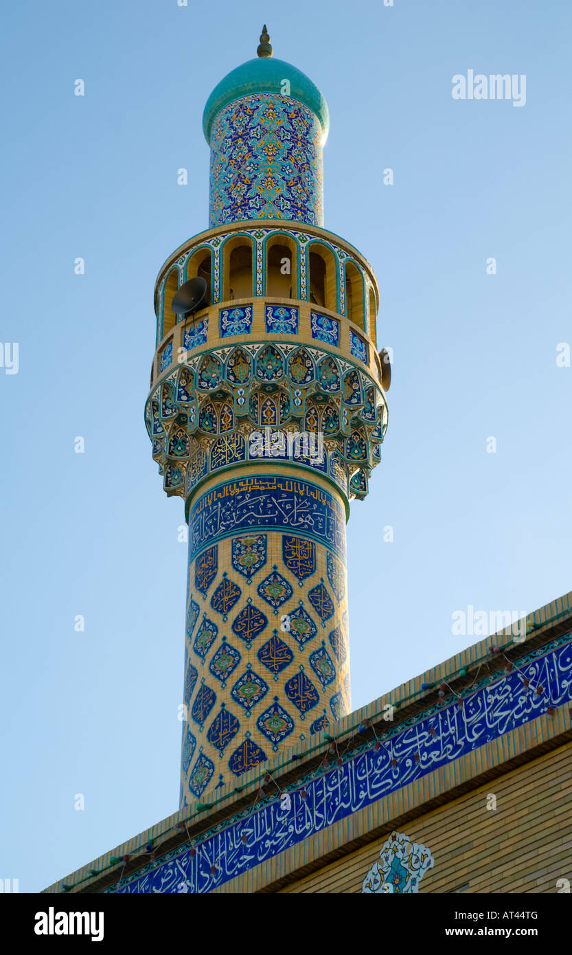 Minarett der iranische Moschee mit persischen Mosiac Fliesen dekoriert. Stockfoto
